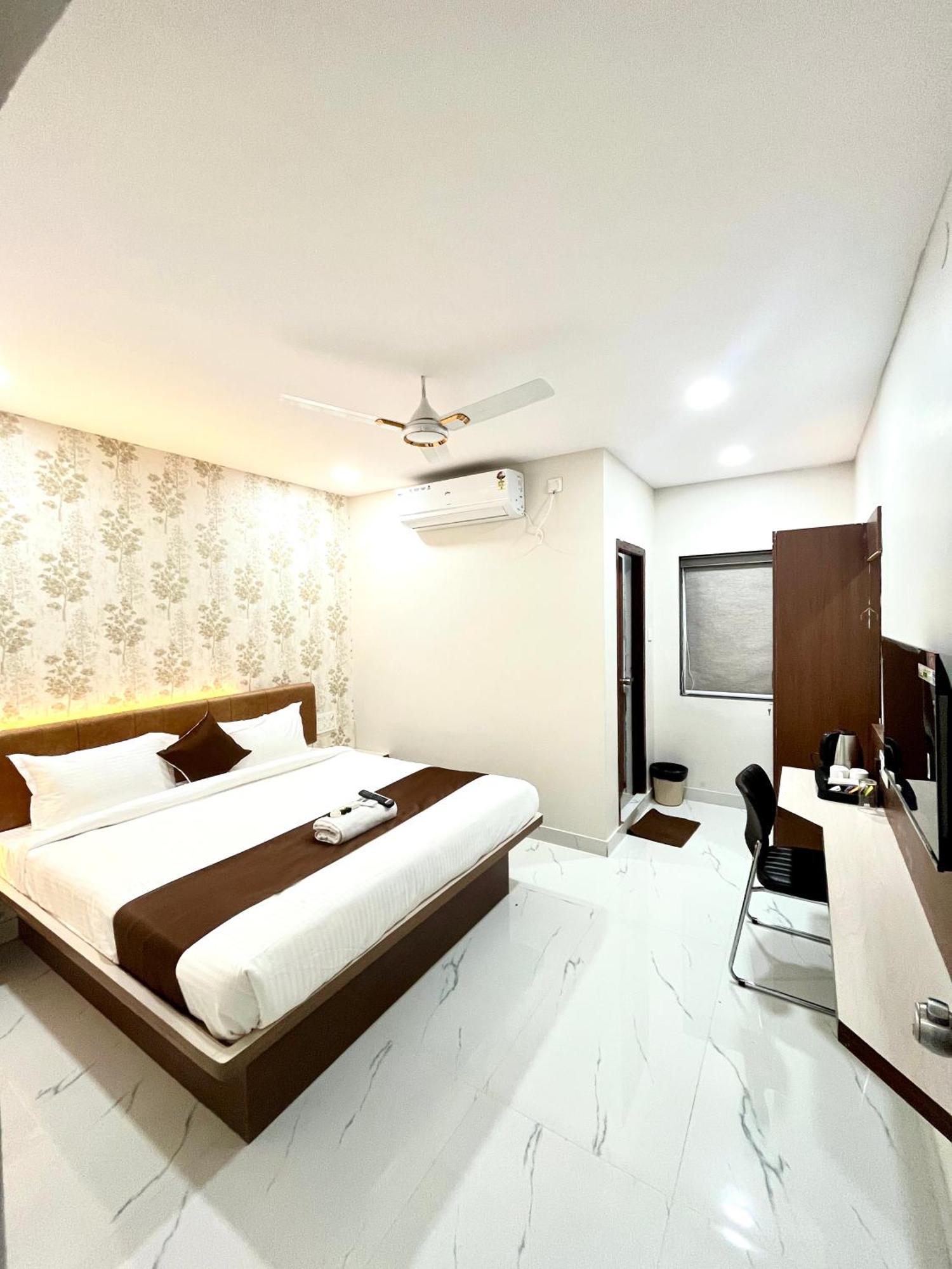 Hotel Mithra Grand Hyderabad Eksteriør bilde